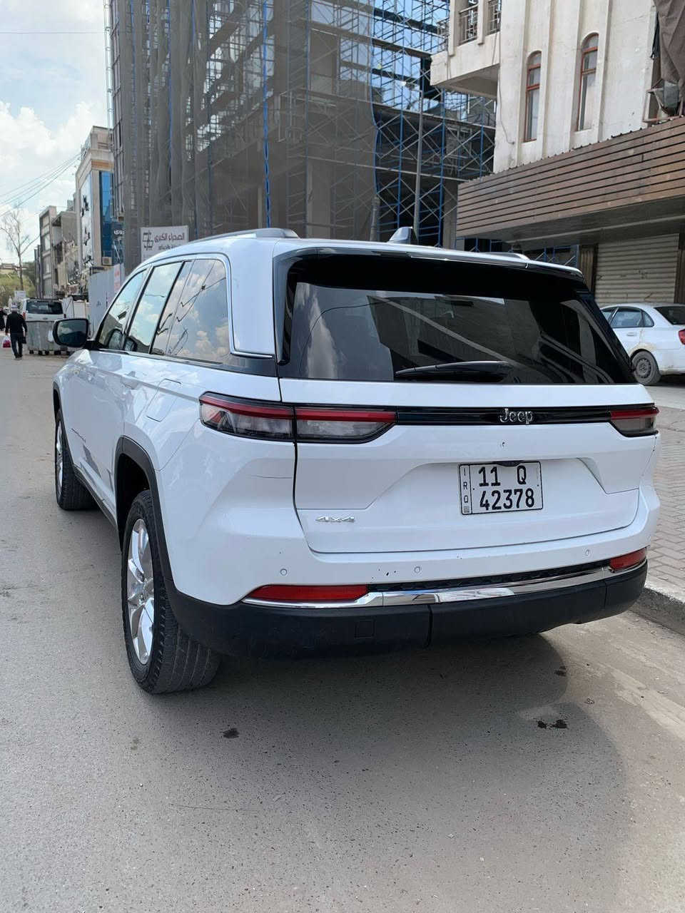 يرجى قرائه التفاصيل قبل الاتصال جيب كراند شيروكي 6 سلندر محرك 3600موديل ٢٠٢٢ السياره داخله سرقه كشر فقط اربع بوب وصندوق وبنيد يعني بدون حادث وراجعه قطع بلاديه اصليه نفس اللون يعني بدون صبغ حته الدعاميات بدون صبغ  وبدون ايرباك ماشيه 18 الف فقط  خمسه  راكب  السياره داخل جلد كشنات كهرباء تدفئه بلكشنات رادار امامي خلفي مانع تصادم توقف ذاتي رادرات جانبيه بلمري حساسات اماميه خلفيه  تدفئه ستيرن شاشه العدادات دجتل شاشه كار بلي صندوق كهرباء تبريد امامي خلفي اشاير بلمري ثلاث وضعيات قياده كير ماوس نظام منحدرات ويل كب كروم بك لايت لد سستم سماعات تشغيل عن بعد رقم بغداد بسمي شرط التحويل مكان السياره بغداد اعظميه السياره كامله برغي نقص ما بيها  تم تنزيل السعر من 300 إلى 275ورقه قفل قفل  للاستفسار ***********
