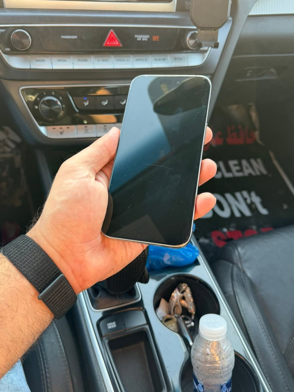 iphone 15 pro max  السعر 900 الف
ايفون 15 برو ماكس السعر 💵 900 الف IQD
- ذاركرة 256 G
- بطارية 🔋 82 حقيقي من اول مشتريته اول مانزل 
- اللون التيتانيوم 

ملاحظة :- 📝 بدون لزكة وكفر لان هو تيتانيوم كلش قوي والشاشه بيهه شخوط شويه مال استخدام مبين بالصوره  بس متبين من الشاشه مشتغله اصلا ولا تاثر ، كارتونه اصليه مالته موجودة.

دبل سيمكارت بلاد مو اي سم 
 
مكان حي العدل بغداد 
***********
