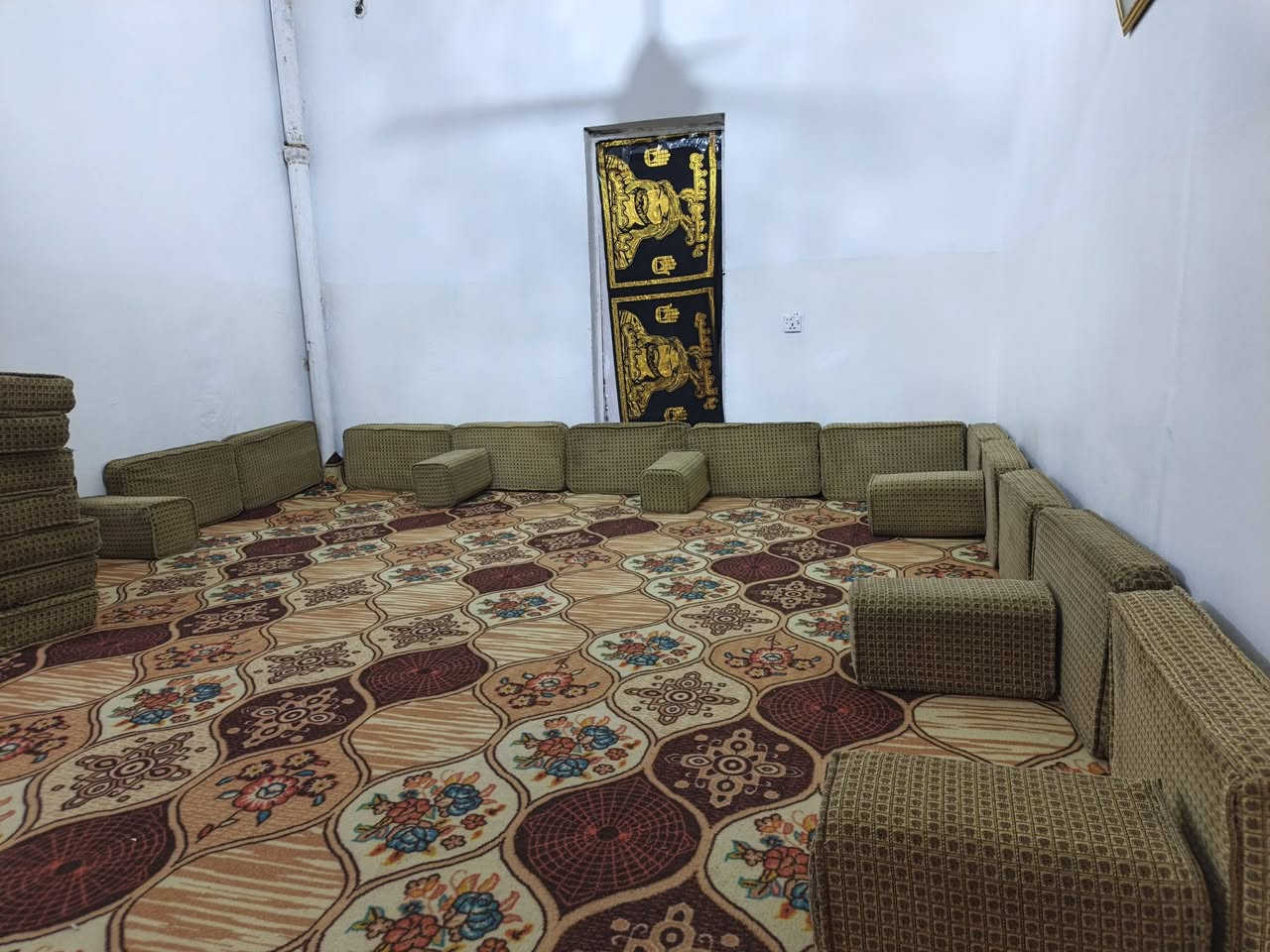 جلسه عربيه للبيع
عدد المساند 20 
عدد المراكي 6 
السعر  125 وبي مجال 
***********
