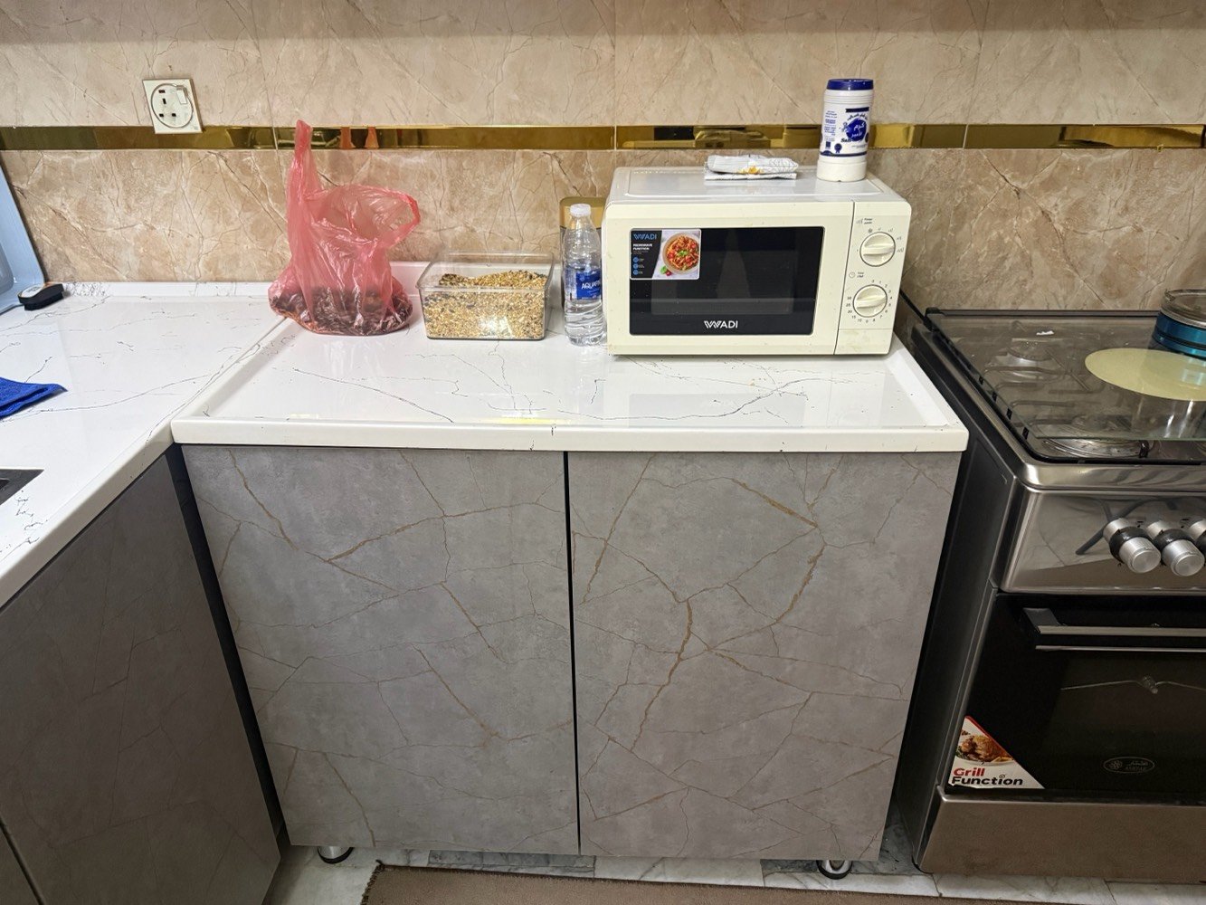 غرفة نوم 5 قطع + غرفة معيشه ( قنفات2/ ميز / ميز بلازمه / جذامه/ طبليات ) + مطبخ 
تنويه هااام بدون كهربائيات (❌ بلازمه + ❌غساله +❌ طباخ + ❌فرن ) غير موجودين 🚫
وين موقعك بالضبط بالعراق؟ وإذا الزبون يريد يشوف الغرض أو يستلمه، من أي منطقة ممكن؟: 
بغداد / كراده خارج / فلكة المسبح 
شكد السعر النهائي للغرفة/الطقم؟ وهل بيه مجال بسيط بالمساومة لو ثابت؟: 
اكو مجال 
شنو حالة الاستخدام والنظافة لكل القطع؟ وهل بيها أي خدوش، كسر، رطوبة، أو مشاكل بالأدراج والمفصلات؟: 
نظيفه 100‎%‎ / الفحص قبل الدفع 
الأجهزة اللي بالصور شنو منها داخل بالبيع وشنو منها مو داخل؟ خصوصاً الطباخ، الغسالة، والميكرويف/المكيفات حتى يصير الإعلان واضح.: 
بدون كهربائيات 
تگدر تذكر المقاسات التقريبية للغرفة والسرير والخزانة والمطبخ، وشنو طريقة التسليم: نقل على المشتري لو أنت توفر التوصيل؟: 
سرير ثنائي الخزانه خمس أبواب خزائن المطبخ تقريبا 2ونص متر او 3 متر 
النقل على المشتري 