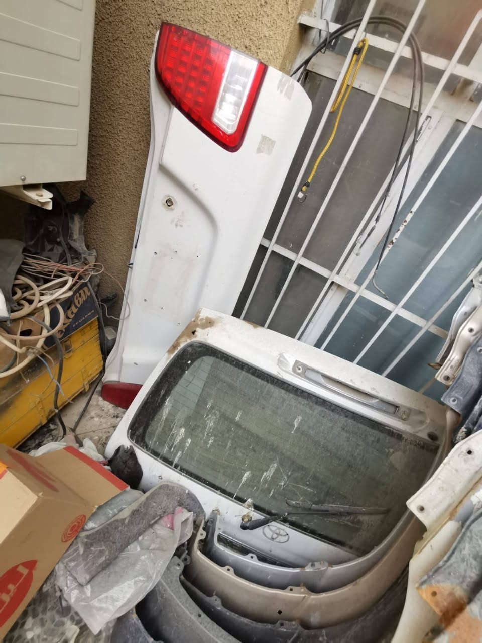 سلام عليكم لبيع غراض لاندكروزر من موديل 1998_2007 كلشي موجود وهذا رقمي *********** مكاني بغداد مقابيل مستشفي جمله العصبيه يم وزارة الداخلية
