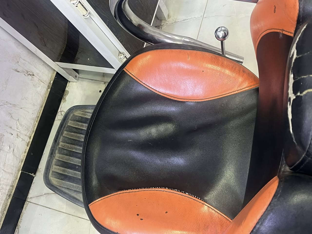 للبيع
كرسي حلاقه نضيف كلش  يحتاج قطره لحيم لليده فقط
***********
