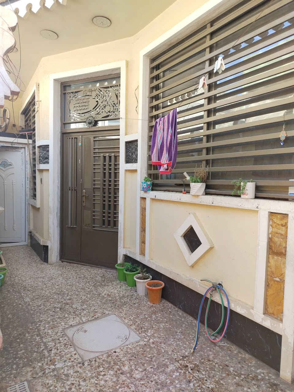 سلام عليكم بيت 75 متر
الواجه 7 ونص متر

النزال 10 متر

بيه غرفتين طابق ثاني

وصحيات عدد٣

بنا؛ طابوق جمهوري

استقبال وصاله مطبخ بارد ومطبخ حار وترك

سريدات الجديده شارع اب عناد 6  بيت من التجاري صاير البيت ركن المربع الاول

للاستفسار الاتصال ***********
