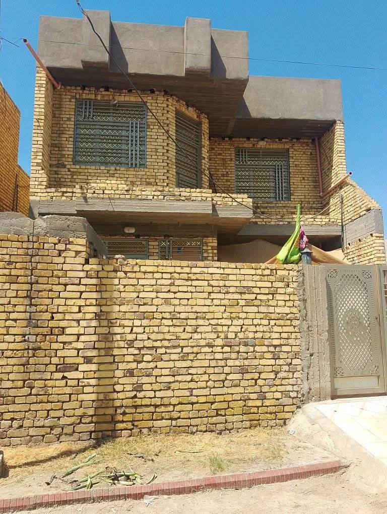 بيت للبيع مساحة 225م طابو زراعي تحويل مباشر 
بناء حديث صب كونكريت طابقين 
الطابق الاول 
2 غرف نوم استقبال مطبخ صالة صحيات داخلية وخارجية منور عدد 2 
الطابق الثاني غرفتين نوم صالة صحيات 
الموقع الجمعية الزراعي قرب حسينية سامر نوري 
البيت على الشارع العام
***********
للاستفسار اكثر مراجعة مكتب الورد للعقار قرب فلكة الساعة مجاور مكتب الجزيرة مقابيل مركز الشباب
