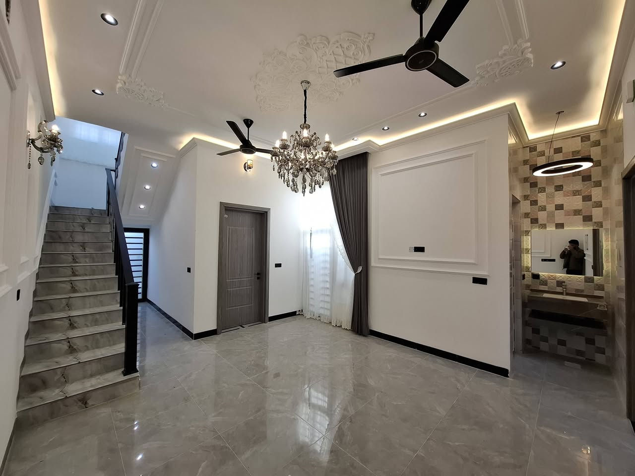 السلام عليكم / بيت للبيع 🏡🏠
✅️ البيت مساحته 125 متر
✅️الوجه 6.25
✅️والنزال 20
✅️يحتوي على غرفة نوم وحده وصاله وأستقبال ومطبخ ✅️وصحيات داخليه وخارجيه غربي وشرقي
✅️أرضيه بورسلين Eva 65×65
✅️جمسمبورد مغربي الكل البيت 
✅️اناره داخليه وبنكات وثريات 
✅️وبردات الكل البيت 
✅️جام 6ملم 
✅️الشارع 10 متر ثاني فرع عن التبليط وتبعد عن المدرسه الحكومي 90متر
✅️طابو زراعي سند ومقدم معاملة
✅️ الطابو الصرف 
✅️ السعر 64 وبي مجال 
المكان .. الفلوجة حي جبيل مجاور شارع المضيف 
وقرب سد الفلوجة
للأستفسار الأتصال او الواتساب 
***********
***********
