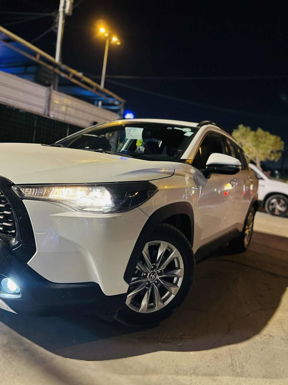 السلام عليكم للبيع كورلا كروس ياباني خليجي موديل 23 لون ابيض صدفي والداخل لونين اسود وماروني بلادي محرك 1800 مواصفات بصمة وفتحة وكامرة وشاشة  وحساسات خلفية وكشافات ضباب بلادية وشاشة اعطال وتحكمات ستيرن ومثبت سرعة واشاير مري ومري شفط وسبير ويل كب بلادي وتبريد قطعتين ثلج بيها صبغ كما موضح بالسونار بدون دواخل وبدون ايرباك طخة خفيفة ونصبغن بلاديات السعر 173$ للاستفسار الاتصال واتساب *********** مكاني بغداد الطوبجي
