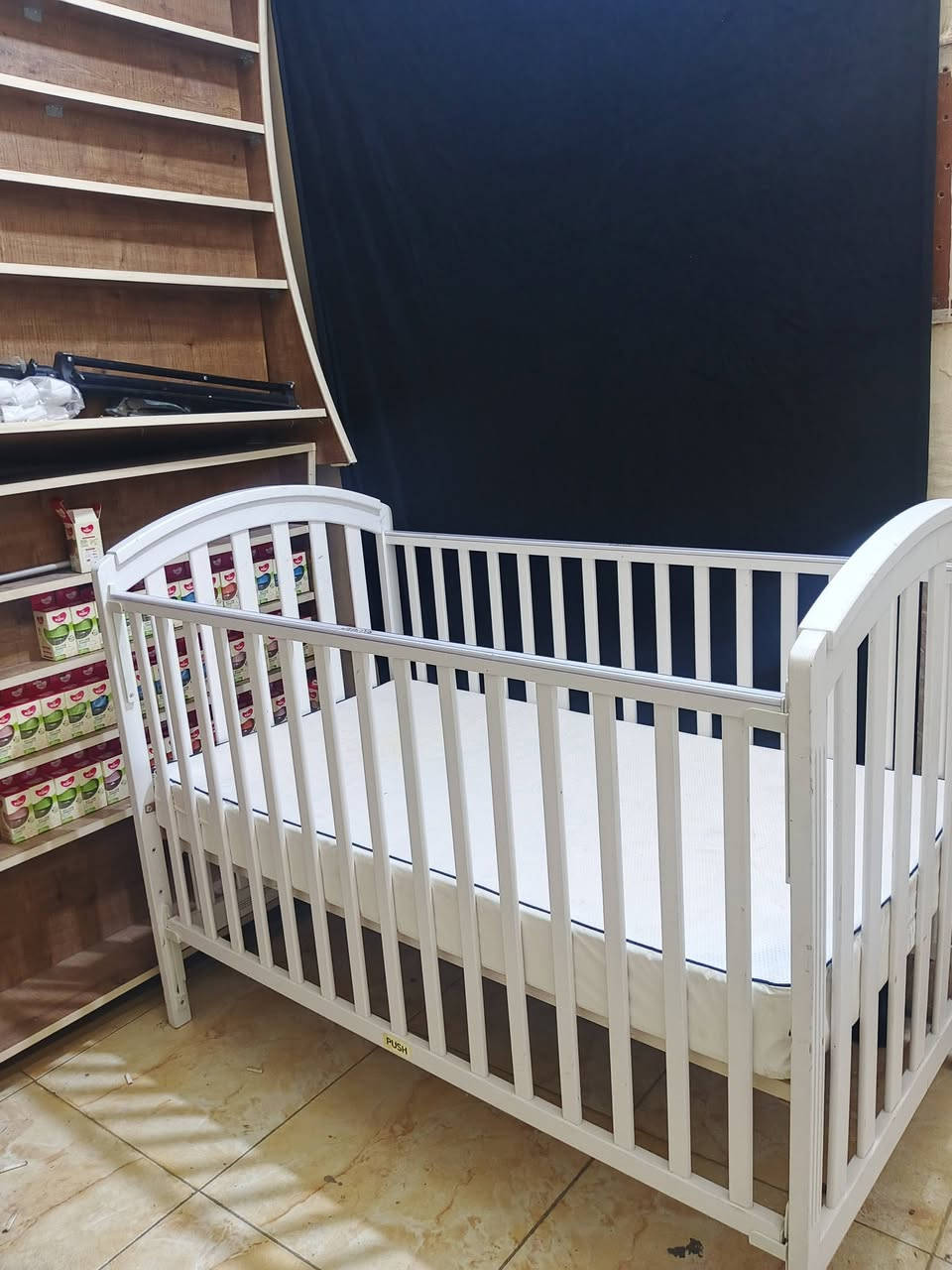 هذا المنتج هو سرير أطفال خشبي، وتحديداً من العلامة التجارية جونيورز (Juniors) كما يظهر بوضوح في الصور المشابهة. يتميز هذا النوع من الأسرة بتصميم عملي يجمع بين الأناقة والأمان للطفل. 
baby-lands.com
baby-lands.com
المواصفات والمميزات العامة:
المادة: مصنوع غالباً من خشب الصنوبر المتين والقوي.
التصميم: يتميز بحواف منحنية وقضبان جانبية لتوفير الحماية.
المرونة: بعض الموديلات المشابهة توفر ميزة تعديل الارتفاع (عدة مستويات) لتناسب نمو الطفل، أو إمكانية إزالة أحد الجوانب لدمجه مع سرير الأم.
العمر المناسب: يُستخدم عادةً للأطفال من حديثي الولادة وحتى سن 3 إلى 4 سنوات.
الأبعاد الشائعة: غالباً ما تتوفر بمقاسات مثل 120×60 سم أو 130×70


**إذا كنت صاحب هذا الإعلان وتريد حذفه لأي سبب، رجاءا أرسل رسالة إلى الدعم الفني**