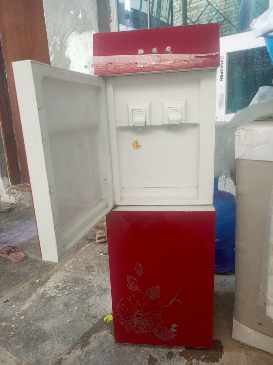 سلام عليكم شباب يوجد براد ماء حار
بارد على الفحص نضيف اخو الجديد للبيع السعر 75الف 
المكان شاميه شارع 30 
هاتف ***********
