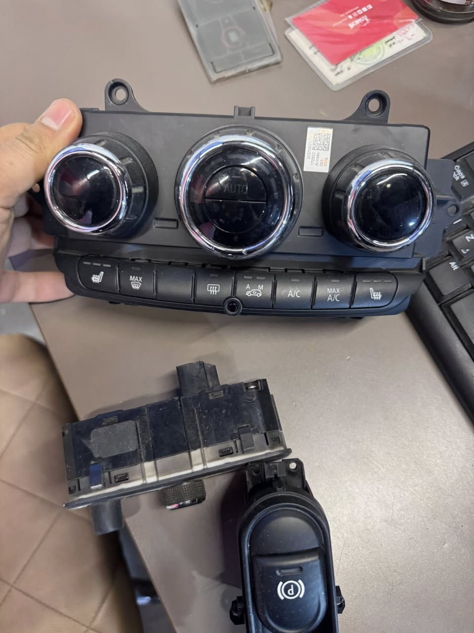 السلام عليكم
تحكمات تبريد
تحكم شاشه 
تحكم لايت 
زر سايدبريك 
للبيع
 تركب على اغلب سيارات مني كوبر 
***********
