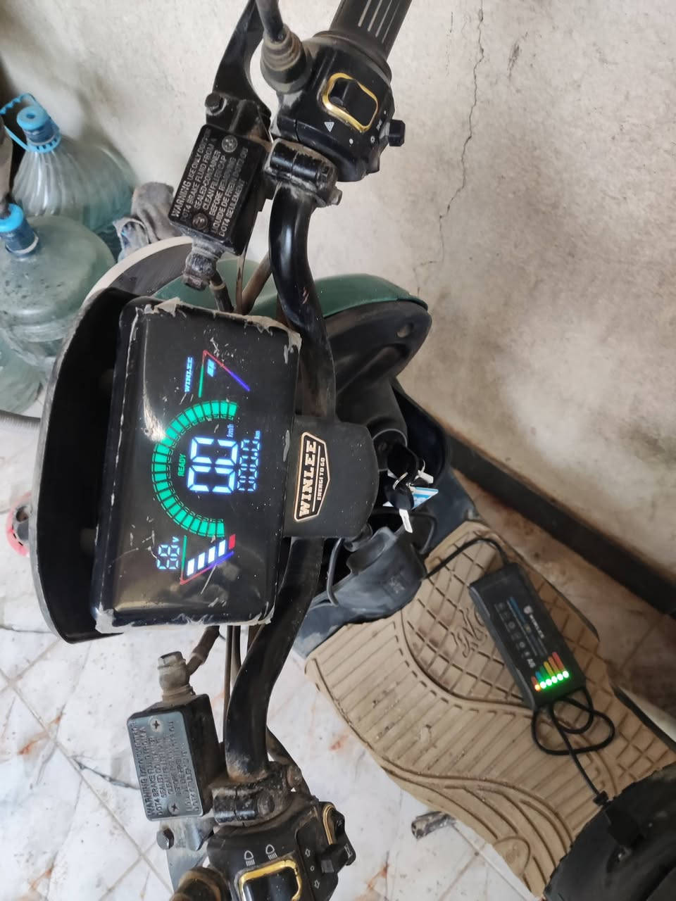 دراجة شحن r11 استخدام 3 أشهر فقط خمس بطاريات ماركة وينلي الحجم الكبير، صارلها 9 شهور من طالعة من الوكيل متروكة شهرين حالياً شغالة على 4 بطاريات واحد واكف
مفتاح عدد2 + بصمة تشغيل واطفاء عن بعد
السعر 475 الف
البصرة ابي الخصيب
للتواصل واتساب 
***********
