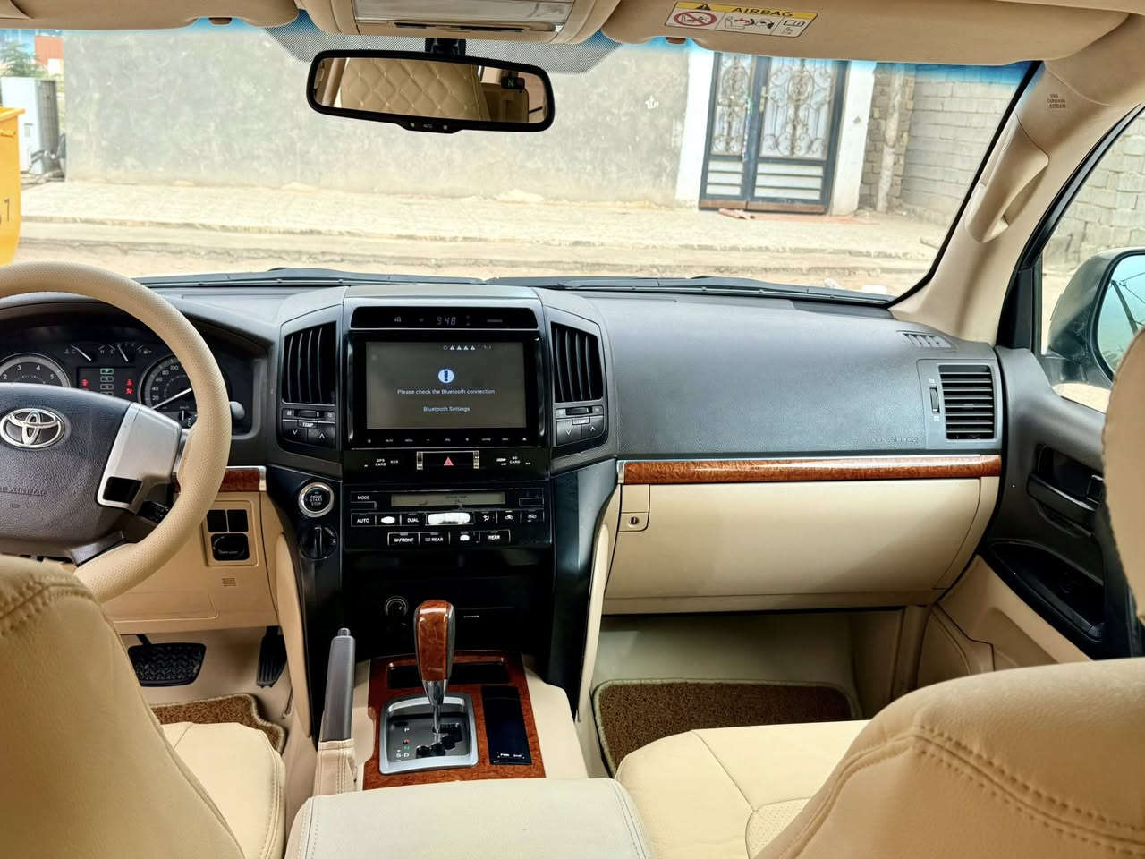 السلام عليكم للبيع لاندكروزر GXR الموديل 2015 الون ابيض صدفي جديده بمعنى الكلمه بدون شخوط او رصعات او صبغ فقط رشه بالداير موضح بالصوره السياره استخدام شخصي  بسمي رقم بصره تحويل ثاني يوم محرك وكير كفاله بلادي 
تخم تاير جديد حداديه جديده ما تصرف الف عليه جاهزه 
1-محرك8سلندر 4600 بانزين
2- كشن كهربائي ٣ دكم 
3-تشغيل عن بعد 
4-الدخول 2بصمه
5-لايت زنون 
6-سبعه راكب 
7-مرايه شفط
8-مرايه قلاب 
9- فتحه سقف
10-تبريد ٣قطع
11-تحكم سرعه
12-حساسات خلفي وكامره 
13-تحكم ستيرن 
14-ارباك 8
15- مثبت سرعه
16- ثلاجه داخليه

باقي المواصفات معوفه 
السعر 385$
العنوان بصره /هوير ***********//***********
