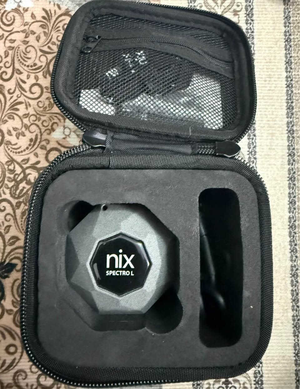 لعشاق الدقة وأصحاب العمل الاحترافي، معروض للبيع جهاز Nix Spectro L (مقياس طيفي محمول). الجهاز يعتبر الحل الأمثل لكل شخص يحتاج مطابقة ألوان بنسبة خطأ تقترب من الصفر.
✅ ليش هذا الجهاز ضروري لشغلك؟
هذا مو مجرد حساس ألوان عادي، هذا Spectrophotometer & Densitometer متكامل، يعني يعطيك "البصمة الطيفية" للون بدقة خيالية.
🔹 المواصفات والمميزات:
• دقة متناهية: يحتوي على 31 قناة طيفية لضمان أعلى دقة قياس ممكنة.
• مثالي للمطابع: يدعم أوضاع (M0, M1, M2) لضبط كثافة الحبر (Density) والتعامل مع الورق والمواد المختلفة.
• بناء عسكري: هيكل صلب من الألمنيوم وعدسة زجاجية مقاومة للخدش.
• تطبيق ذكي: يربط على الموبايل عبر بلوتوث (تطبيق Nix Toolkit) ويعطيك القيم بـ (CMYK, RGB, HEX, Lab).
• بطارية عملاقة: تدوم لأكثر من 1000 عملية فحص وتشحن بـ USB-C.
• مكتبات عالمية: يقارن اللون اللي تسوي له سكن مع آلاف مكتبات الألوان العالمية (مثل دهانات جوتن، بانطون، وغيرها).
🔹 الفئات المستهدفة:
• أصحاب المطابع (أوفسيت، ديجيتال، فلكسو).
• مهندسي الديكور والأصباغ.
• مصممي الغرافيك والبراندنج.
• أقسام الرقابة والجودة في المصانع.
📦 حالة الجهاز ومحتوياته:
الجهاز نظيف جداً وكامل مع الملحقات:
1. جهاز Nix Spectro L.
2. بلاطة المعايرة الأصلية (Calibration Tile).
3. حقيبة الحماية الأصلية (Hard Case).
4. كابل الشحن والعلاقة.
سعر الجهاز 250 الف و بيه مجال كركوك, العراق


**إذا كنت صاحب هذا الإعلان وتريد حذفه لأي سبب، رجاءا أرسل رسالة إلى الدعم الفني**