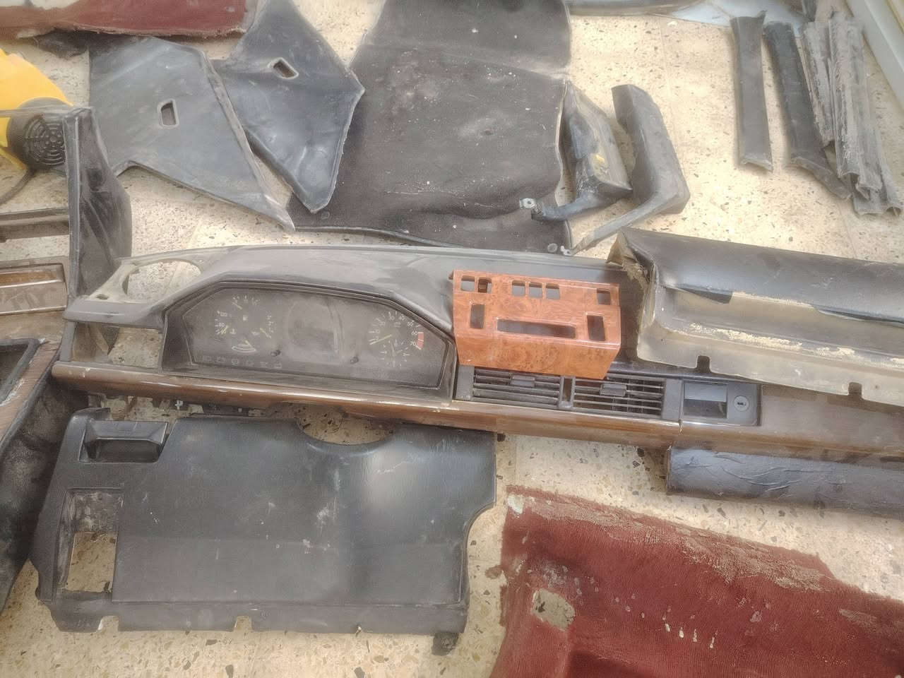 غرفه دب تخمين لاستيك بيبان قماش الرصاصي جديد مال وارد السود فصخته من السياره بطانه بنيد بعده ممشدوده كاربد جنطه كامل حت صفاحيات الجنطه الداخل كاملات بلاستك  دشبول كامل السعر 500وبيه مجال مكاني سامراء مفرك الفلوجه


**إذا كنت صاحب هذا الإعلان وتريد حذفه لأي سبب، رجاءا أرسل رسالة إلى الدعم الفني**