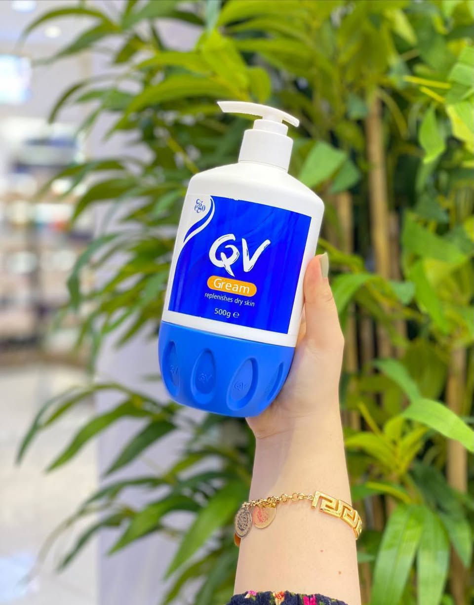 كريم كيوڤي الاسترالي
‏QV cream 💙
✅الأصلي وكالة ✅
‌‎💢 كريم مرطب للبشرة من كيوفي يساعد البشرة شديدة الجفاف على الترطيب المثالي فى أقل وقت مقارنة مع كل كريمات الترطيب الأخرى .
‌
‌‎✅ ترطيب عميق للمناطق الجافة وتغذية البشرة 
‌‎✅ يساعد بشرتكِ على أن تحتفظ برطوبة الجلد الطبيعية لأنه يشكل حاجز وقائي على الجلد و لا تسبب الحكة او تهيج الجلد.
‌‎✅ يستخدم كعلاج فعال للبشرة الجافة
والسميكة بالإضافة إلى التهابات الجلد.

💤الحجم 500 مل 💤


**إذا كنت صاحب هذا الإعلان وتريد حذفه لأي سبب، رجاءا أرسل رسالة إلى الدعم الفني**