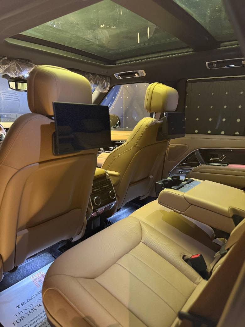 🔥 Range Rover Vogue HSE P400 🔥
✅ محرك 3000 CC
✅ قوة 400 HP
✅ عزم 550 N.m
✅ تسارع من 0 إلى 100 كم/س في حوالي 5.7 ثانية
✅ عداد 2,000 كم فقط (كسر زيرو – بحالة الجديد)
✅ المالك الأول
✅ صيانة وضمان الوكيل
✅ باقة صيانة سارية
✅ رخصة سارية
✅ حماية كاملة للهيكل (Full Body Protection)
✅ دهان المصنع بالكامل
💰 متاح التقسيط والبدل بجميع الأنواع
💰 مقدم يبدأ من 10% فقط
💰 عروض خاصة للكاش
🏎️ لدينا جميع أنواع السيارات تحت سقف واحد
📞 للمزيد من المعلومات: 01050049544 العجوزة, الجيزة


**إذا كنت صاحب هذا الإعلان وتريد حذفه لأي سبب، رجاءا أرسل رسالة إلى الدعم الفني**