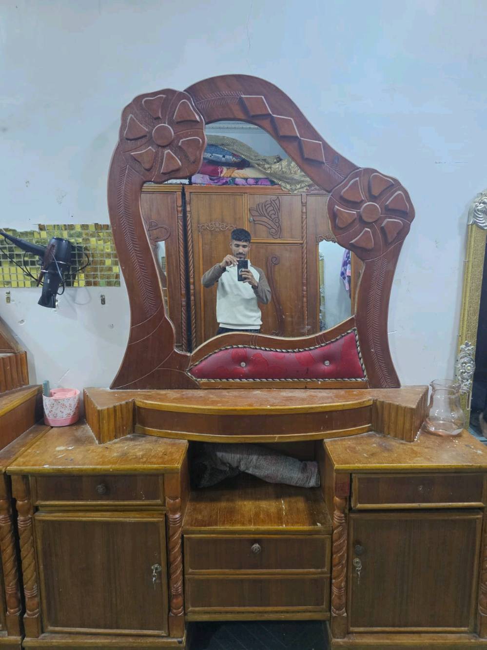 غرفة تسكام عراقي عوزها فقط تلميع مشتريها قبل سنة مكانها ديوانية 