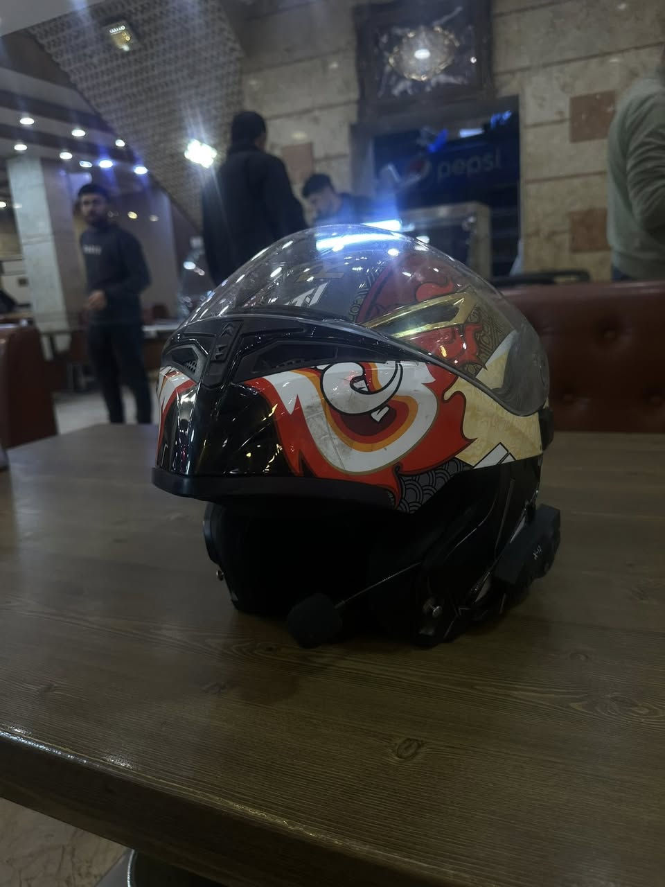 السلام عليكم خوذه للبيع نوعيه جداً راقيه ونضيفه مع مايك السعر 60 وبيها مجال قليل العنوان نجف كوفه هـ***********
