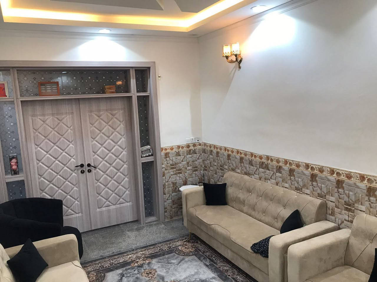 🏘️دار للبيع 🏘️

▪️بناء 2019 ومرمم حدث. 
 
🔹المساحة: 100 متر _ طابقين 

🔹العنوان: حي السلام، شارع المستشار 

🔹ملحقاته : ⬇️
▪️ثلاث غرف نوم▪️استقبال▪️صاله▪️مطبخ
▪️صحيات 

🔸 السعر :165 مليون (وبي المجال)

 # ملاحظة _(لا يباع على المبادرة) 

▪️للاستفسار الاتصال او مراسلة الصفحة
*********** _*********** واتساب
