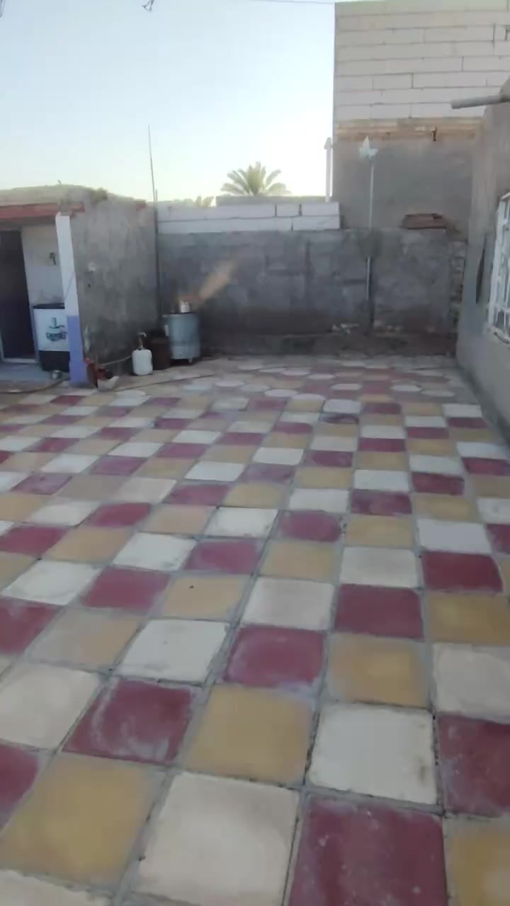 سلام عليكم بيت للبيع الوان نجف كوفه علوه الفحل قرب مشروع الماي مساحه 300 سنه 25 رقم نتصل ***********
