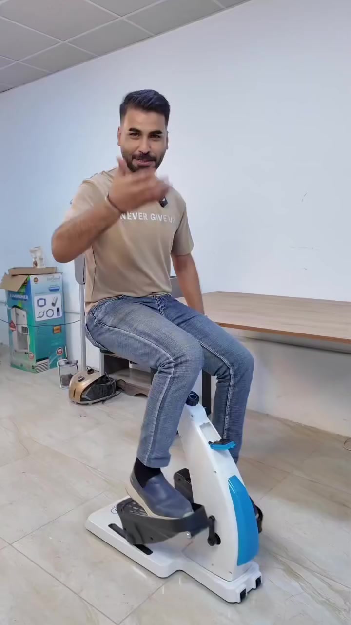 جهاز تمارين القدميين مع مقعد

الاستخدامات:

مثالي للتمارين الخفيفة أثناء الجلوس على المكتب أو في المنزل.

يساعد على تحسين الدورة الدموية وحرق السعرات الحرارية أثناء العمل أو مشاهدة التلفاز.

مناسب لكبار السن أو أصحاب اللياقة المنخفضة أو لمن لا يملكون وقتًا للذهاب إلى صالة الألعاب.

قابل للاستخدام كمحاكي للمشي أو الدراجة الثابتة، بفضل حركة الدواسات الانسيابية.

يمكن استخدامه لأغراض إعادة التأهيل بعد الإصابات، بفضل نظام المقاومة المنخفضة والقابل للتعديل.

  

المميزات:

تصميم مدمج بمقعد مدمج قابل للتعديل رأسيًا وأفقيًا حسب الراحة.

دواسات مريحة بسطح مانع للانزلاق تدعم التمارين الآمنة والمستمرة.

شاشة رقمية مدمجة تُظهر الوقت، المسافة، السرعة، وعدد السعرات المحروقة.

نظام مقاومة يدوي يمكن ضبطه بسهولة (من 1 إلى 8 درجات).

هيكل قوي يتحمل وزنًا يصل إلى 136 كجم (300 باوند).

إمكانية النقل بسهولة من خلال العجلات الخلفية بعد رفع المقعد.

خفيف نسبيًا مقارنة بأجهزة التمارين (وزن الجهاز الصافي: 41.9 باوند = حوالي 19 كجم).

  

محتويات الصندوق:

قاعدة الجهاز (مع نظام دواسات مثبت).

المقعد قابل للتعديل.

شاشة رقمية LCD تعمل ببطارية CR2032 (مثبتة مسبقًا).

جميع البراغي والغسالات والأجزاء مثبتة مسبقًا في أماكنها.

كتيب تعليمات التركيب والاستخدام.

أدوات التركيب (إذا لم تكن مثبتة مسبقًا داخل الجهاز).

  

أبعاد غلاف المنتج (الكرتون):

- لطول: 76.5 سم
- لعرض: 24.9 سم
- لارتفاع: 52 سم
- لوزن الإجمالي: 21.5 كجم تقريبًا (47.5 باوند)

  

ملاحظات:

ينصح بعدم استخدام الجهاز من قبل من يعانون من مشاكل في الركب أو المفاصل إلا بعد استشارة الطبيب.

يُفضل ترك مسافة لا تقل عن 60 سم خلف المقعد لتجنب الارتطام أثناء الحركة.

لا يُستخدم الجهاز لأغراض علاجية أو طبية مباشرة.

البطارية قابلة للتغيير من خلال إزالة الغطاء الخلفي لشاشة
 العرض.
السعر 84الف


**إذا كنت صاحب هذا الإعلان وتريد حذفه لأي سبب، رجاءا أرسل رسالة إلى الدعم الفني**