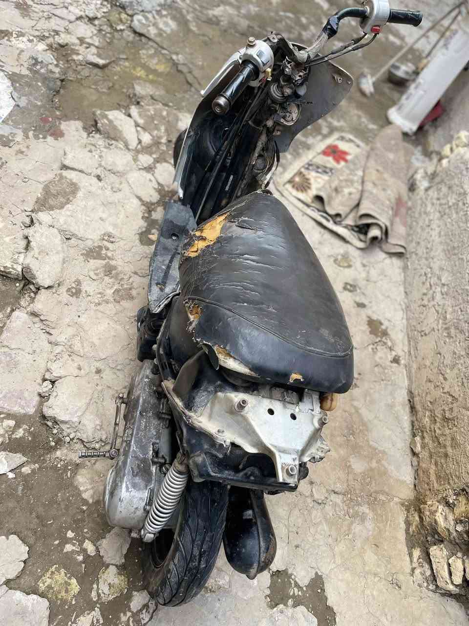 السلام عليكم ورحمة الله 
دارجة 60 عصفورية 
شغاله هندر واحد ☝️ 
مكينه وكلجات حلوة
معدل 60 دراجة حلوة ومرتبه 
سلف يراندلهه بس تسوي كهربائياته وباتري 
جوزة سويج ينراد الهه 
تشتغل جطل 
مالتي ما توكفك بيوم بشارع اكفلهه للشراي ب 95 وبيهه مجال 
*********** مراسله واتساب فقط او ماسنجر
