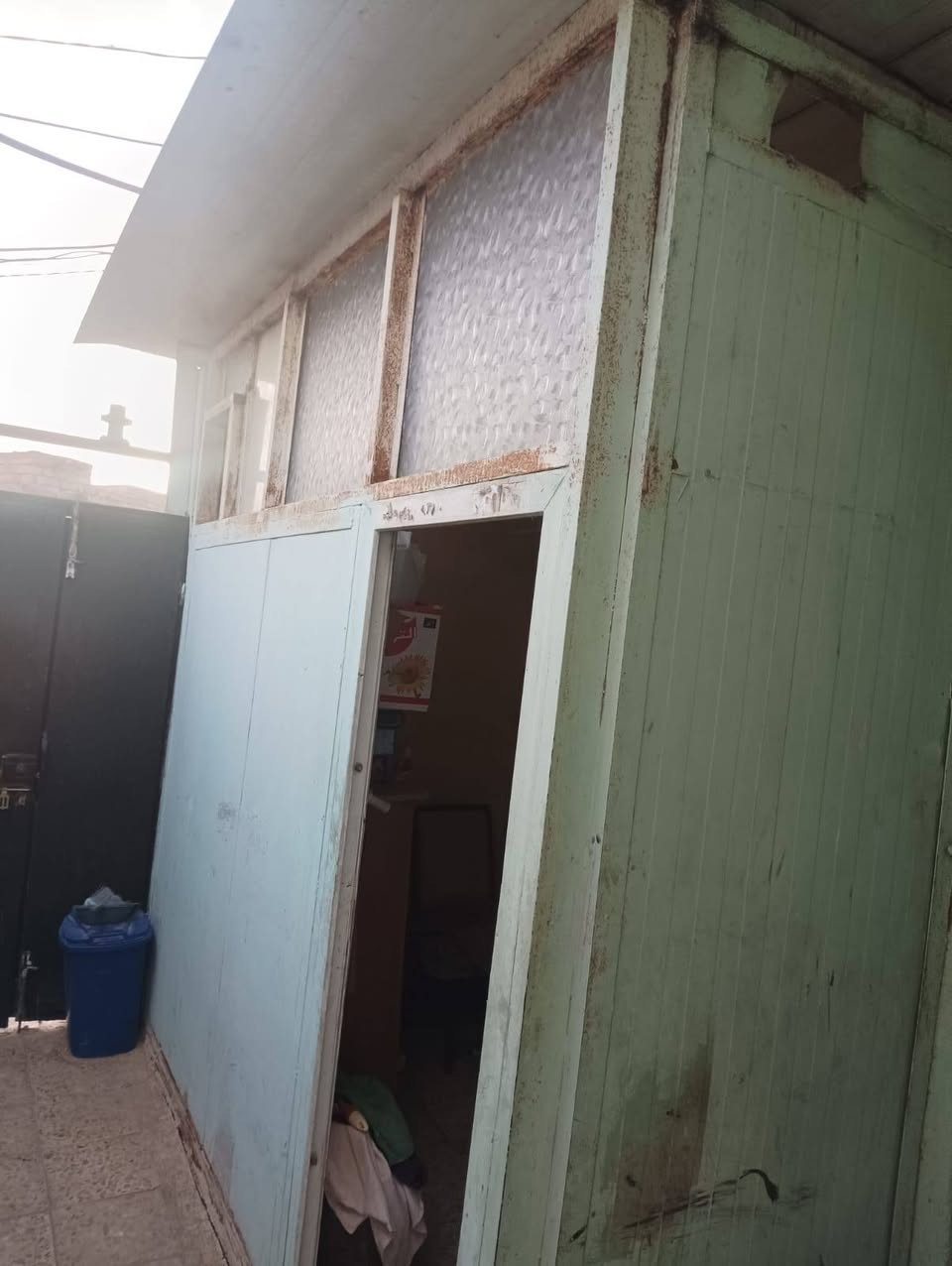 سلام عليكم  بيت 70 متر طابقين فوك غرفه وصاله وحمام وجوه غرفه وصاله ومطبخ وحمام البيت  حلو  جهاز من كل شي  بس تعال وكعد قرار محكمه مرقم بلديه شارع المطار الجديد يم اسواق فدك  السعر  24 وبي مجال  مكتب الصدرين  ***********
