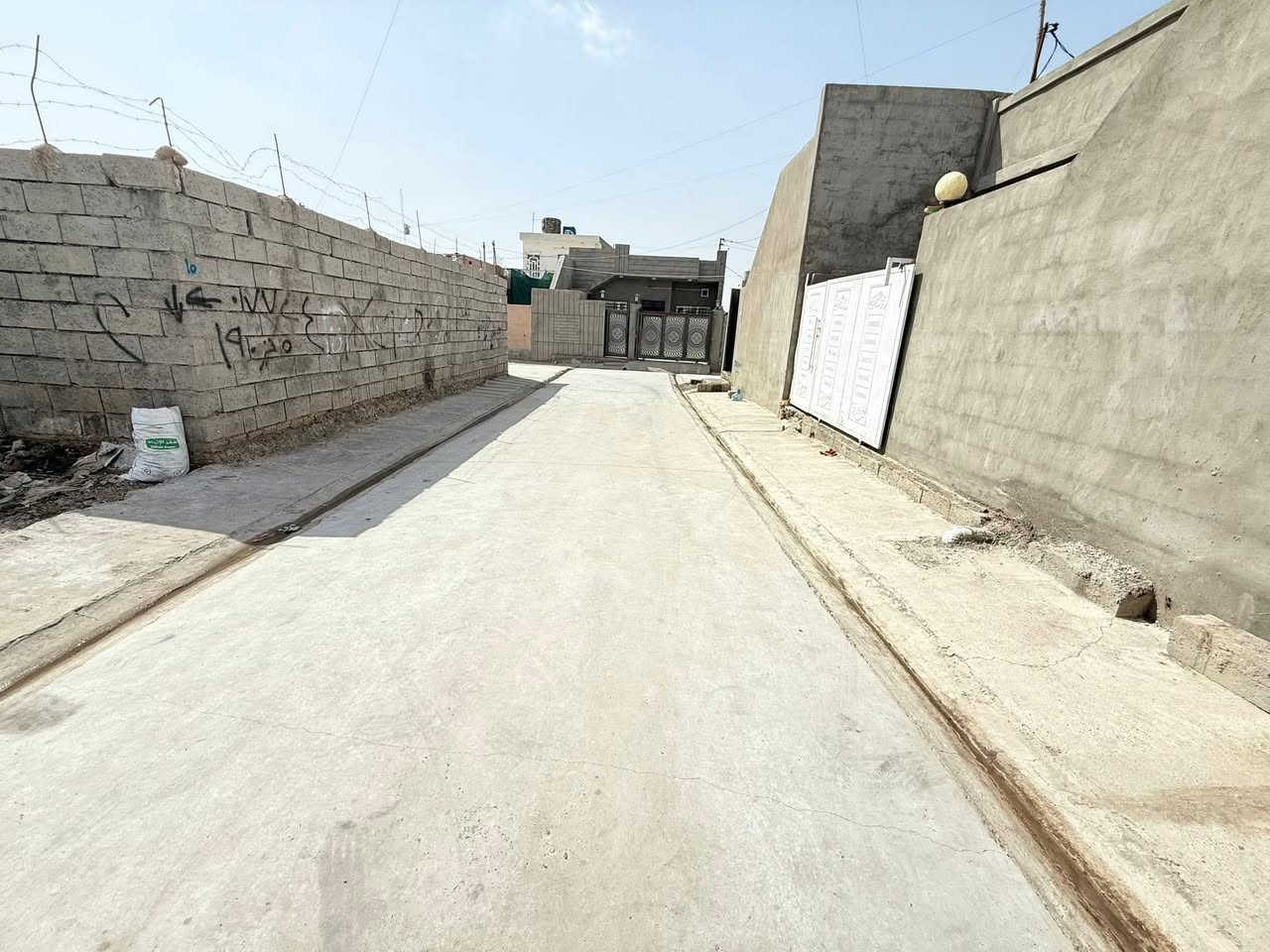 قطعة ارض للبيع 
مساحة ١٠٠ متر 
الموقع شورجة
خلف صيدلية برزي
فول خدمات 
سعر فقط 11 مليون 
***********
***********
