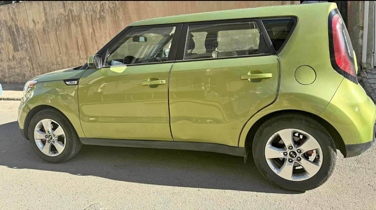Kia Soul 2017 مواسەفاتی ئەمریکی
سەیارەکە نمونەیە لە جوانی لە سەر قەدی شەریکە ماوەتە تەنها ٤٥ میل ڕۆوویشتووە تەنها چامرغی لای سەکن سبوغی پەمپی دەرەوەیە 

ناونیشان :هەولێر 
• جۆری مۆتۆر: 1.6L 4-cylinder (GDI)
 • توانایی: نزیکەی 130 هێپەور (HP)
 • گواستنەوە: Automatic 6-speed
 • جۆری سووخت: بنزین
 • سیستەمی گەشت: FWD (Front Wheel Drive)
 • ڕەنگ و هێڵ: Wagon / Crossover
 • شوێنی دروستکردن: South Korea
عربی:
كيا سول 2017 — المواصفات الأمريكية 🇺🇸
السيارة نظيفة جداً، شبه جديدة، فقط 45 ميل ما مشت.
يوجد خدش بسيط على جهة السائق و صبغ خارجي خفيف عند مضخة البنزين، غير مؤثر على المظهر العام.

📍 الموقع: أربيل

⚙️ المواصفات:
• نوع المحرك: 1.6 لتر، 4 سلندر (GDI)
• القوة: حوالي 130 حصان
• ناقل الحركة: أوتوماتيك 6 سرعات
• نوع الوقود: بنزين
• نظام الدفع: أمامي (FWD)
• الشكل: كروس أوفر / واجن
• بلد المنشأ: كوريا الجنوبية 🇰🇷

*********** أربيل, العراق
