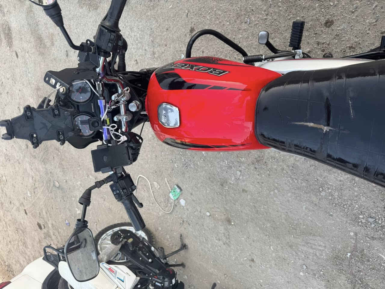 السلام عليكم بوكسر للبيع  النضافة مثل ما موضح بل صورة زنون منضومة كاملة تخم تاير جديد الدراجة رقم انكليزي تحويل ثاني يوم بسمي الدراجة نضافة كدامك استفسار خاص او اتصال ***********
