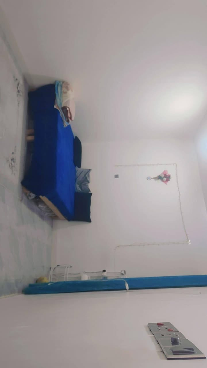 السلام عليكم 
بيت 100 متر طابو زراعي واجهه 7*15 موقع ممتاز  مقابل المدخل الوسطي لقريه الغدير يبعد عن الشارع الرئيسي شارع المطار  150 متر 
بناء درجه اولى مال جناي يتكون من استقبال ومطبخ مفتوح على الصاله وصاله كبيره وغرفه كبيره ومكشوفه كبيره وصحيات داخل وخارج لبخ 3 مراحل سيراميم مطبخ وصحيات ممتاز ارضيه بورسلين نوع ممتاز بناء طابوق جمهوري ينقصه بيتونه وتطبيك السطح 
*********** السعر 65
