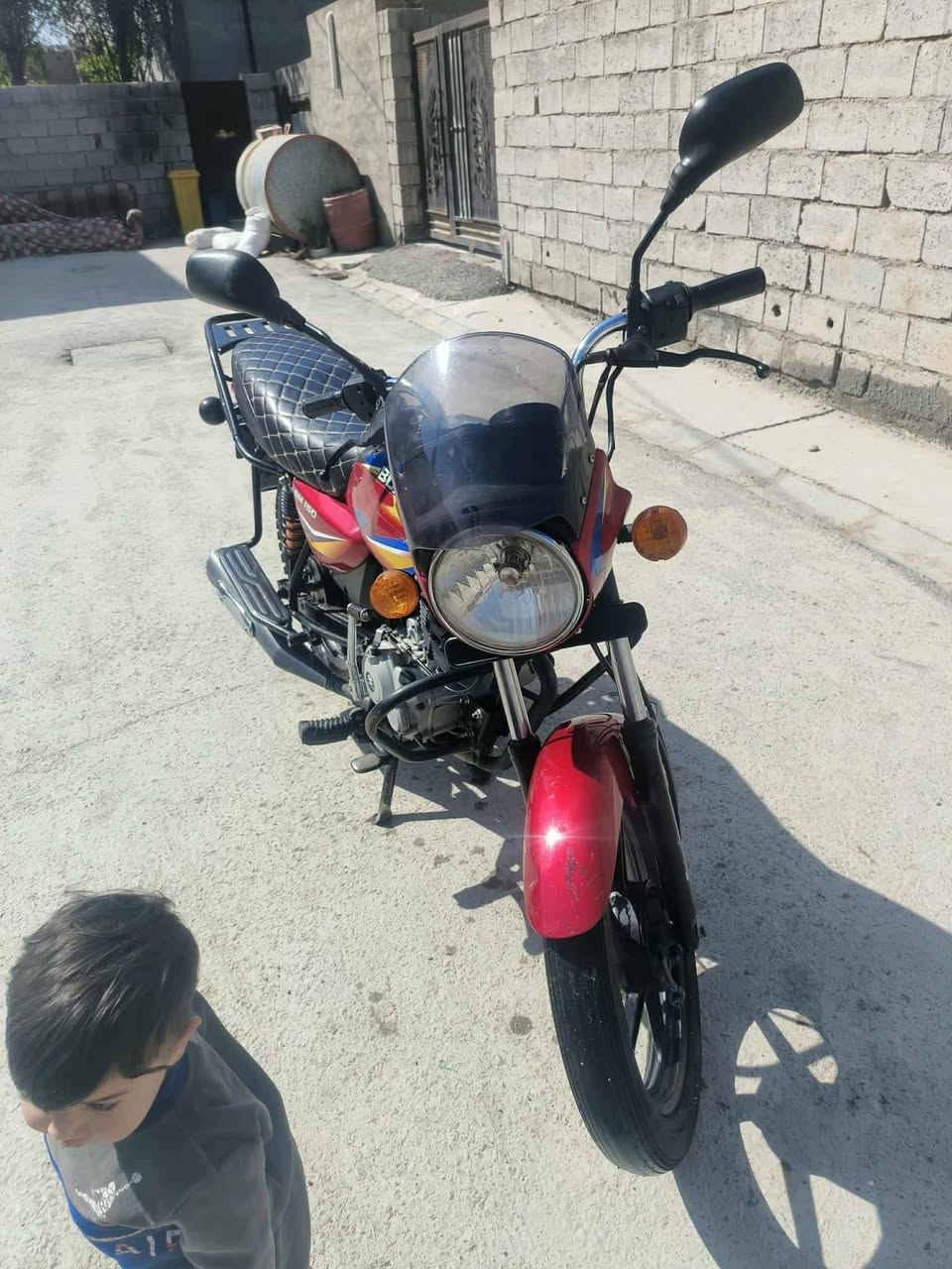 دراجة بوكسر للبيع موديل 2020 أوراق كاملة شرط الترقيم مابيها اي نقص مكفولة من كلشي جديده المكان بهرز حي الشرطة قرب ملعب طوفي السعر 900 وبيها مجال للإستفسار *********** صاحب الدراجة .
