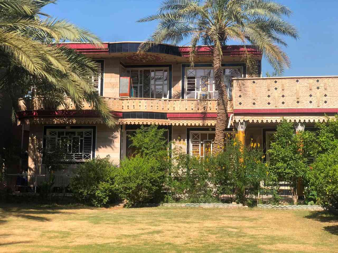 السلام عليكم ورحمة الله وبركاته
متوفر دار سكني في بغداد منطقة بوب الشام  قريب عن الشارع العام وعن السوك وعن جميع الكوادر التدريسية  المنطقه مؤهله ومتكامله من جميع الخدمات 
بناء ٢٠١٩ نضافه ./.٩٥
المساحه الكليه ١٨٧٥
واجه البيت ٢٥  نزال٧٥

الطابق الارضي متكون من ( كراج كبير -استقبال -هول-مطبخ حار +مطبخ بارد  -غرفتين-صحيات خارجيه وصحيات داخليه)

+ محمية بمساحة نزال ١٠متر وعرض ٤متر موفرهه حالياً لدجاج العرب 
وحديقه اماميه+حديقه خلفيه وكلا الحديقتين متكونات من زراعة جميع الحمضيات 

الطابق الثاني متكون من (ثلاث غرف-صحيات)
ومتكون كذلك من سطح بمساحه جداً كبيره
البيت مؤثث بلكامل تجي وشوف اثاثه ابره ماتنشال منه
السعر خاص 
او الاتصال على الرقم ***********
