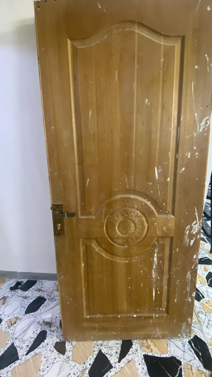 للبيع باب الحديد 75
الخشب الباب ع 35 ارتفاعه 2متر عرضه 1متر 
***********

