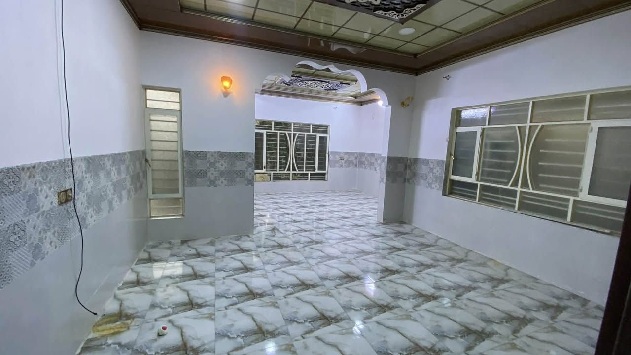 سلام عليكم
بيت للايجار  في حي ملايين الثانيه قرب جامع عادل
مساحه البيت 300 طابقين معزولين 
طابق الثاني مساحه 200 (شقه معزوله)
للإستفسار اتصل ***********
