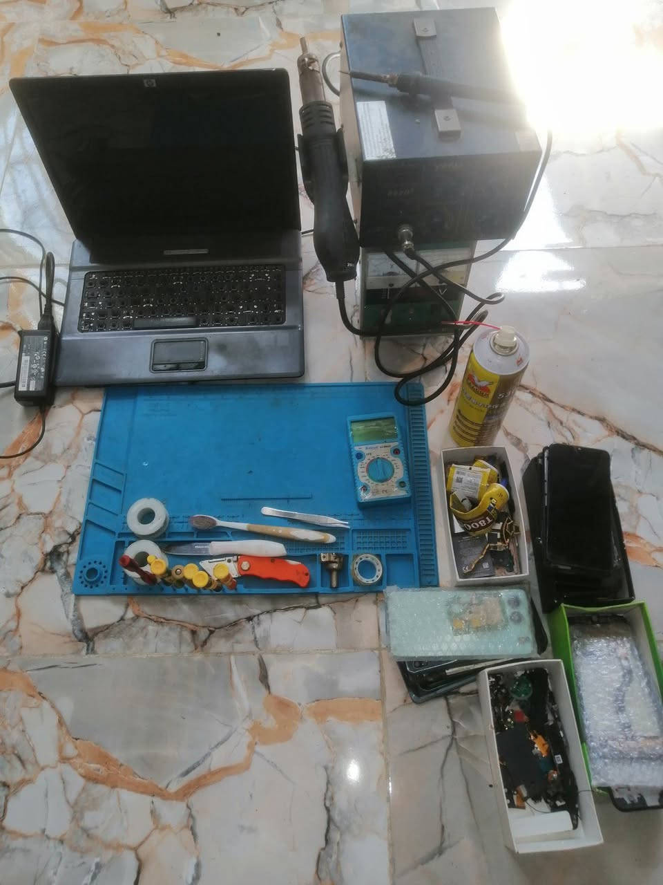 غراض الصيانه للبيع عده درنفيسات وملاقط وصولدرات وبوردات وشواصي هواتف وايسيات
بورسبلاي كاويه لحيم وفير وافوميتر ولابتوب برمجه الابتوب شغال شرط فقط عل كهرب نقص بطاريه  الغراض للبيع شلع بيش يفيدكم ادخل خاص  للتواصل ***********
