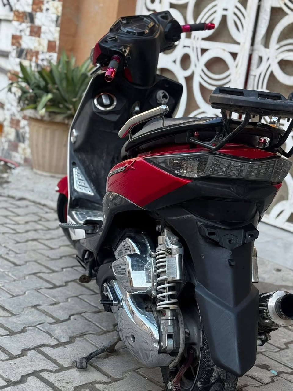 سلام عليكم. 
دراجة سكنس فحل لد ياباني قبق نفخ. 
الدراجة مزوده من اليابان 🇯🇵. تزويد خارجي. 
الدراجة مداريها دهن وبانزين. 
الدراجة نكره سلف ب أي وقت. 
والدراجة كامله اوراقها موجوده وبيها وصل مزاد ومدفوع الكمرك يعني تكدر ترقم. 
مكاني: بغداد الحرية. 
رايدها ب 1750 وبيها مجال للطيبين. 
للأستفسار اكثر: ‏‪***********‬‏
