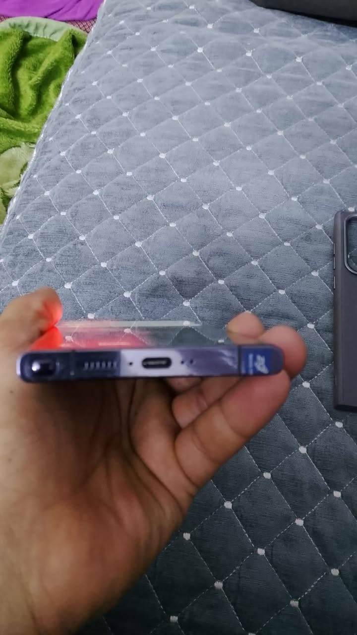 السلام عليكم شباب سامسونك اس ٢٣ الترا النسخة اليابانيه لون اسود ذاكرة ٥١٢ عشوائية ١٢ الجهاز كامل وكفول من الشخط وكارتونته ويا موجودة للتوضيح عن النسخه اليابانيه تجي اختلافها عن النسخه العالمية فقط بالايموجيات تكدر تنزل تطبيق zfont وتحولها الى ايموجيات سامسونك او ايفون .. السعر ٧٥٠ وبيي مجال قليل للشراي العنوان بغداد
هاتف ***********
