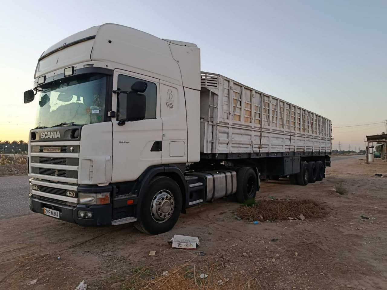 سكانيه للبيع محرك ٦انجكتر موديل ٢٠٠٠ رقم واسط شرط تحويل هزه جديده سعره ٢٤٥ وبيه مجال للشراي مكان بابل النيل /***********
