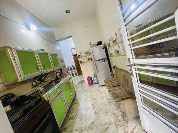 السلام عليكم دار للبيع مساحة ٩٦ واجهة ٦   في ١٦ طابو زراعي سند ٢٥ بناء سنة ٢٠٢٢درجة اولى ٣ غرف نوم مع مطبخ واستقبال بالوجه كراج وحديقة وصحيات عدد٣ نقص فق تطبيك الدرج والكاعية مال القاط الثاني قرب المدراس الصينية والمستوصف والملعب بشارع حسينية أم البنين مجاري مربوطة على الطابو ومحولة وحدنة بس لشارعنه استفسار رقمي واتساب ***********
