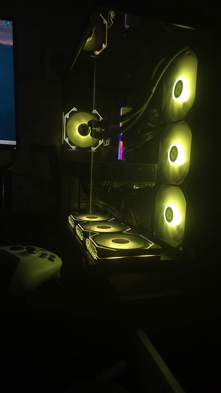 السلام عليكم
تجميعه rtx5070 جديده و مستعمله فترة قليله جداً للبيع 
شباب رسايل على ماسنجر متوصلني
i5-14400F 
rtx5070 
32 ddr5 6000mhz
2tb nvme m.2 5500 wd
750w bronze 
باقي المواصفات بالصور 
السعر على الواتس بسبب اللي يكسرون بالاسعار ***********

