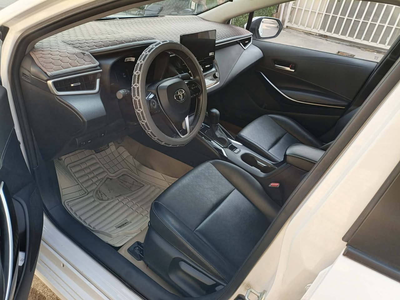 السلام عليكم للبيع فقط كورلا هايبرد تجميع صيني الموديل 24 ماشية 36 رقم بغداد باسمي سيارة كفالة عامة بوضع الزيرو وجديدة السعر 21.500 مجال بسيط جدا واخوان رجاءا بدون كسران المكان بغداد المحمودية للاستفسار الاتصال ***********
