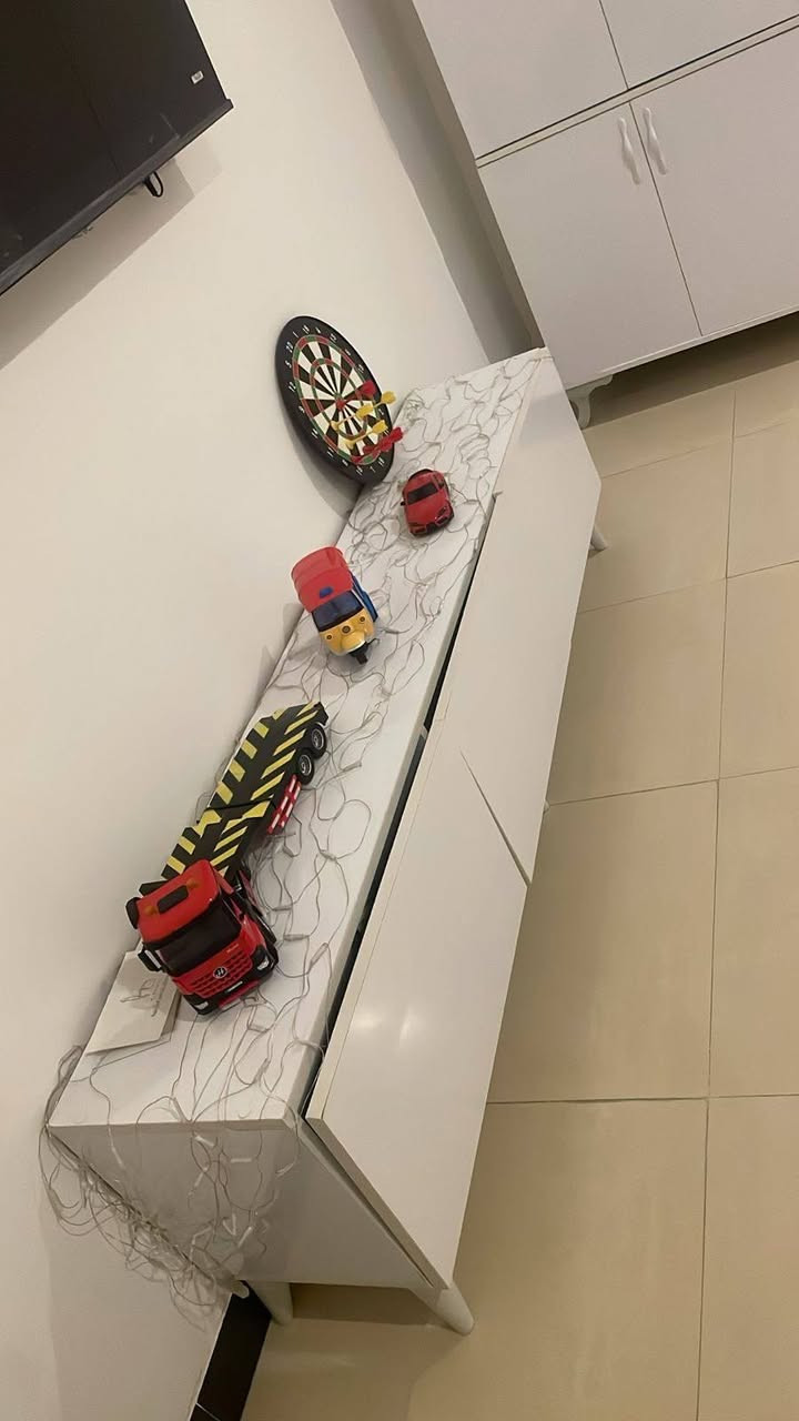 السلام عليكم
ميز تلفيزون جديد مثل ماموضح بالصورة البابين المفتوحة فقط يرادلهم شد مابي ضرر سعرة ٧٥ ألف

تخم سعرة ٣٠٠ ألف وبي مجال بسيط

مكان الدورة/زراعي مقابيل ابو طيارة 
للاستفسار *********** عادي /واتساب
