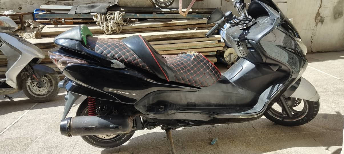 السلام عليكم فوزا 08للبيع الدراجة خير من الله الدراجة عمية بلد مكينة ناعمة وما مفتوحة الكلجات اصلية خير من الله الدراجة حلوة وما عوزهة شي يرادلهة فقط تاير امامي السعر 650الشراي يتصل او يراسلني مكاني الشعب ***********
