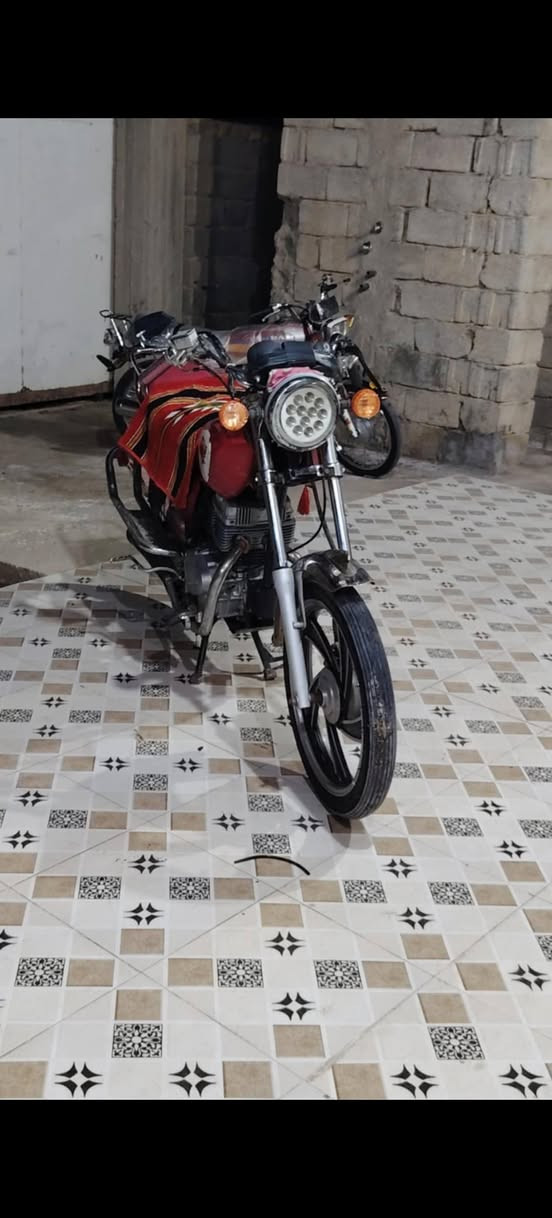 سلام عليكم دراجه للبيع موديل 12 رقم ألماني وسنويه عضم  عاج مكاني لكوت الحرار سعر 450 وبيه مجال ***********
