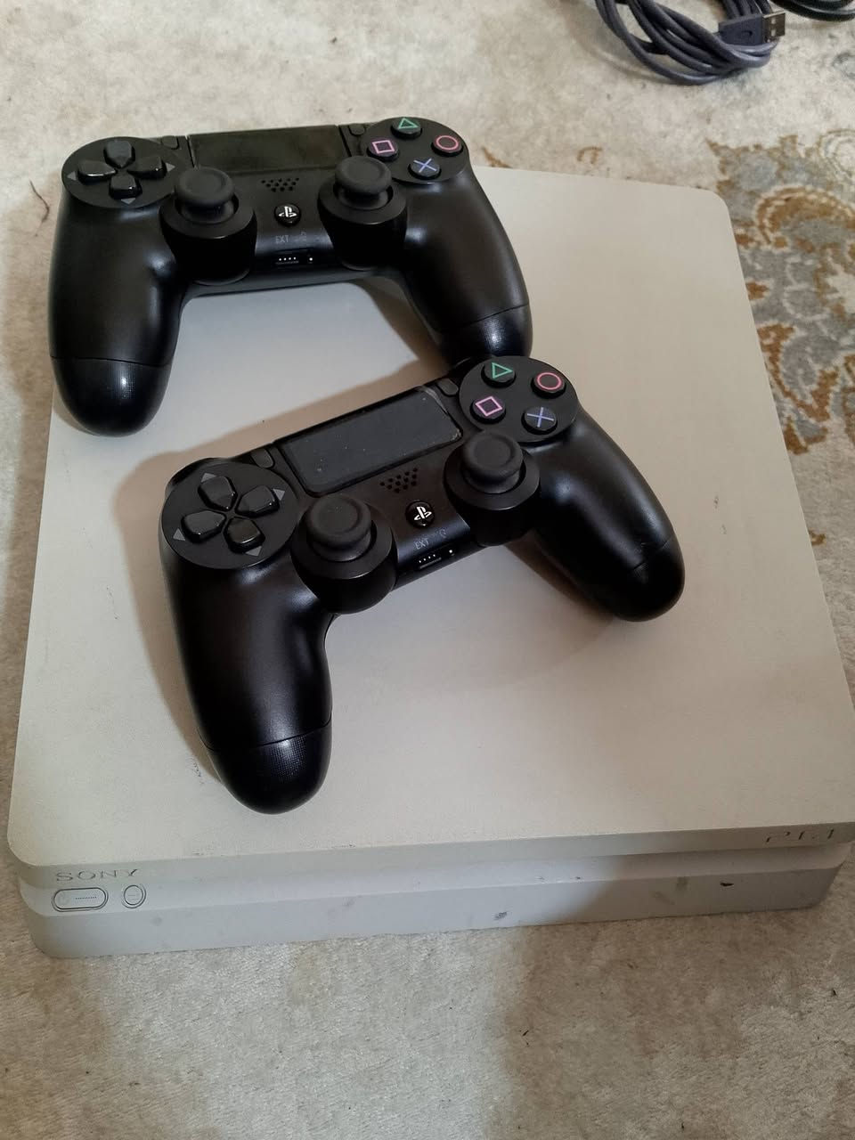 سلام عليكم بلي 4 سلم
مهكر قرص بي ست العاب يدات ثنين جهاز نضيف ومافتوح 
260 سعر ***********
