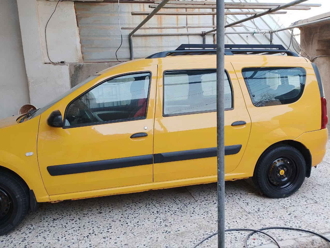 السلام عليكم
سيارة رينو لوجان موديل ٢٠١٠ 
سبعة راكب 
السيارة بأسمي مكاني بغداد
للتواصل *********** متوفر واتساب اريدها ب58 و بيها مجال قليل
