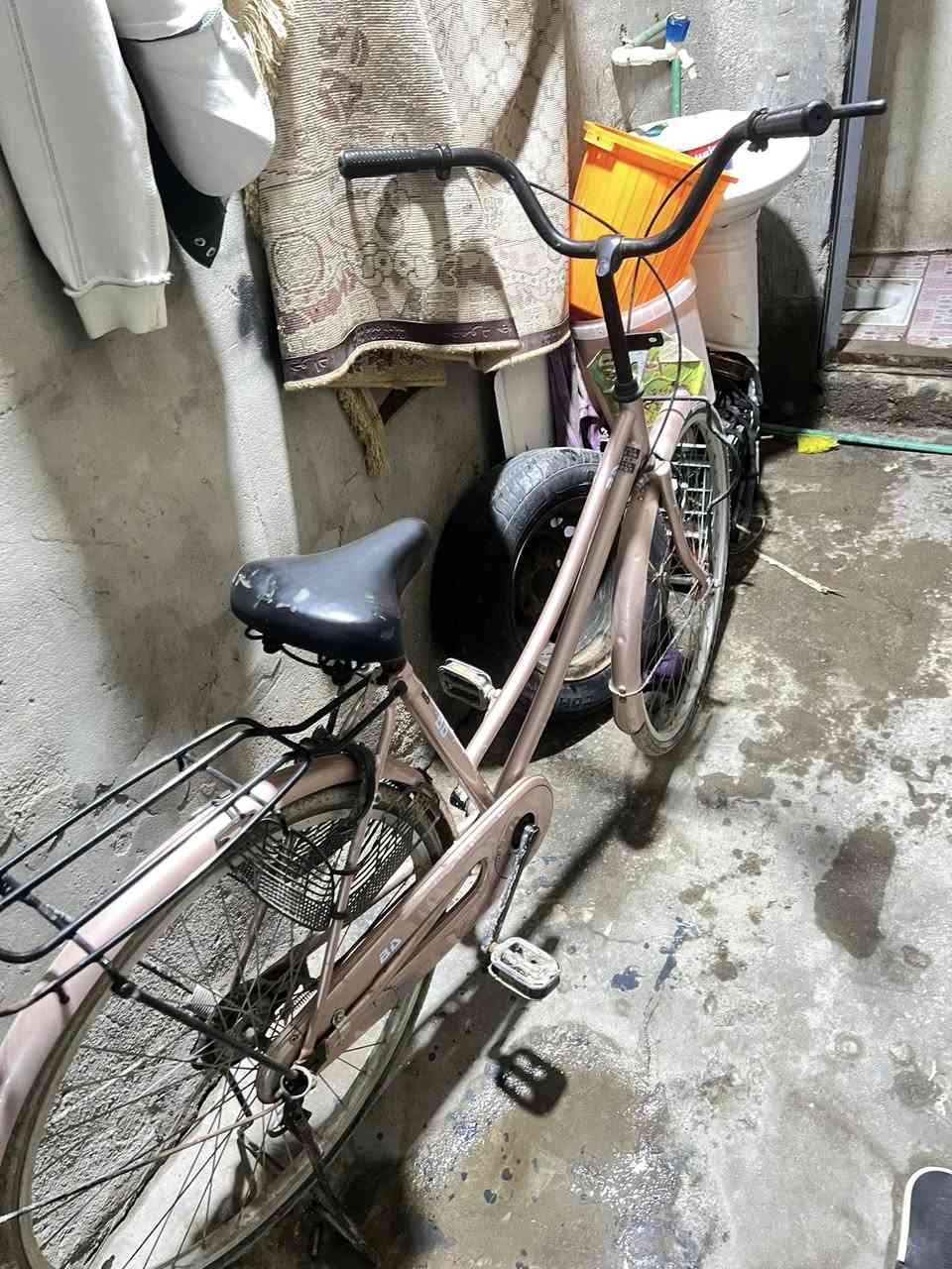 بايسكل لبيع مديل21البايسكل امانت الله نضيف بس متروك كلشي ما بيه ورادي ابيعه لان محتاج فلوس حرفين شركه مرغوبه السعر 100 قفل 🔐 ربع ما ينزل والشراي يجي واتساب ***********ارجع واكول جا محتاج اريد ابيعه مكاني بصره الجزيره شارع زين العابدين
