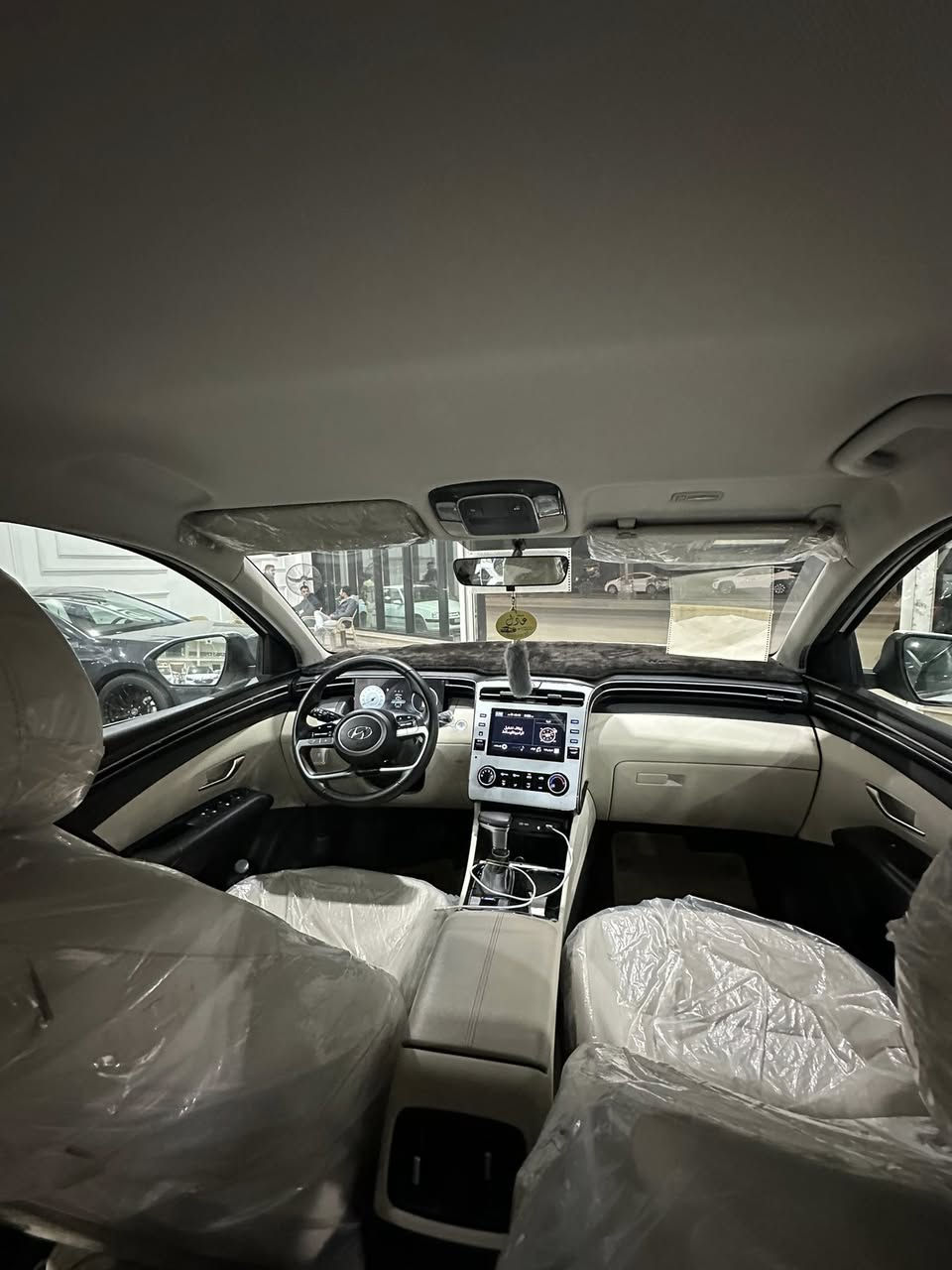 السلام عليكم توسان 2024 نص فول 43 الف مكفولة ما عدا جوة رقم طخة بل جنطة واضحة بل صورة السعر 218 وبيها مجال ل استفسار ***********
