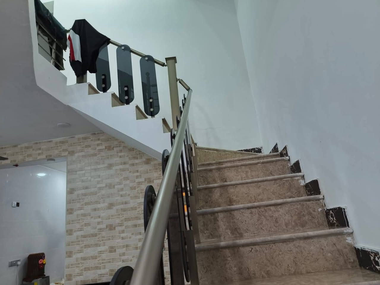 مشتمل طابو صرف 3 طوابق للبيع
- المساحة: 105 متر العنوان داموك
- البناء: حديث سنه 2025
- الطابق الأول غرفة ومطبخ وهول وستقبال 
-الطابق الثاني غرفتين نوم وهول وصحيات 🛋️
- الطابق الثالث بيتونه وسطحين
- كاونترخشب مطبخ تفصال هدية ويه البيت
- خدمات: ماء 💧، كهرباء ⚡، مجاري كاملة  🛣️
- الموقع: بدايه داموك قبل شارع المثلث بفرع 
- قريب من الشارع العام
- السعر: 170 مليون للاستفسار ‎***********
