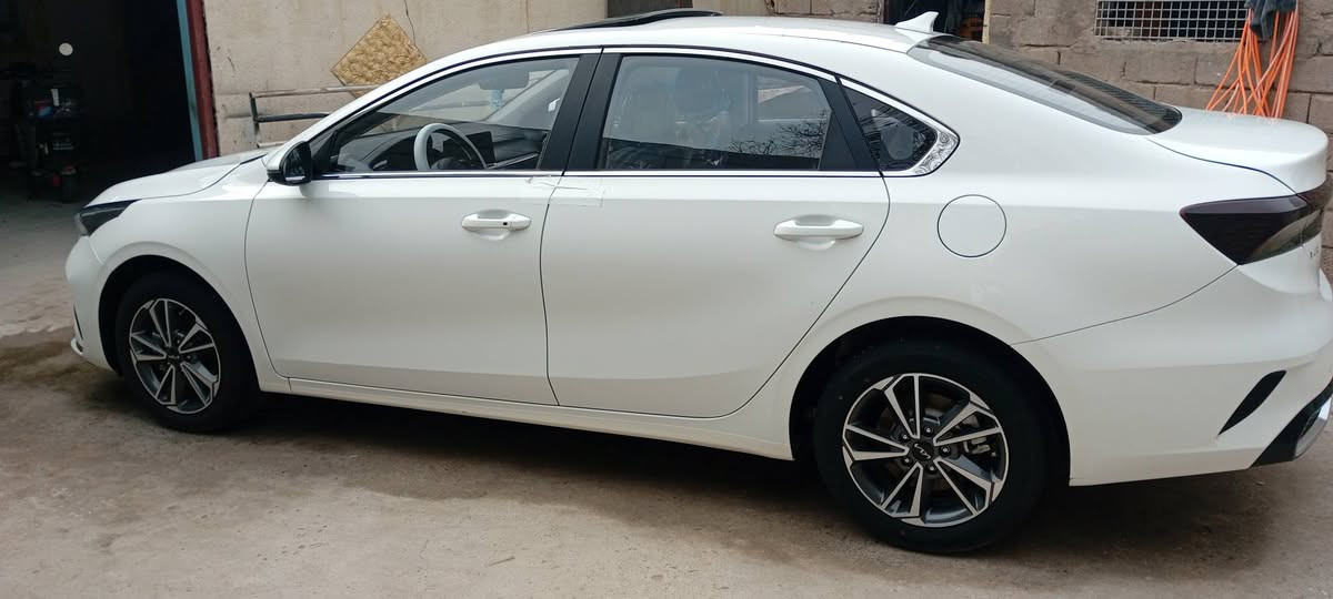 السلام عليكم للبيع كيا k3  موديل  2024 السياره في حاله الوكالة  فول موصفات   السيارة تحكمات وجلد و    شاشه وانضمه قياده ومحرك 1500دبل نوزل هندبريك دكمه  بصمه وفتحه انضمه ترحيب مري شفط وباقي الموصفات المعروفه رقمها شمالي تحويل او وكاله مكان بصره رقم الهاتف/ *********** / *********** واتساب/ السعر135$
